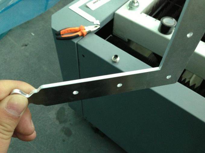 処理する薄板金の切断 380V/50HZ のための自動 YAG CNC の金属レーザーのカッター