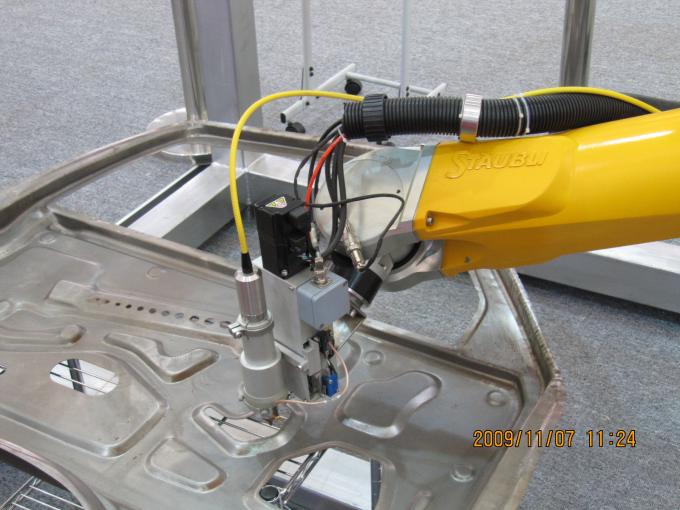 ロボット腕、レーザー力 500W を搭載する 3D 繊維レーザーの打抜き機