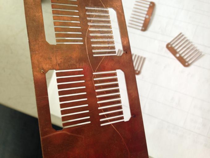 薄板金の製作 CNC レーザーの切断装置小さいレーザーのカッター