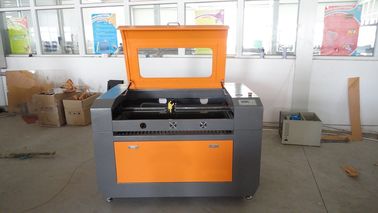 中国 二酸化炭素レーザーの木版画機械サイズ 500 * 700mm のゴム印の彫版機械 サプライヤー