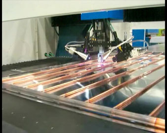 中国 2 つのレーザ溶接の頭部が付いている太陽電池パネル繊維のレーザ溶接機械 サプライヤー